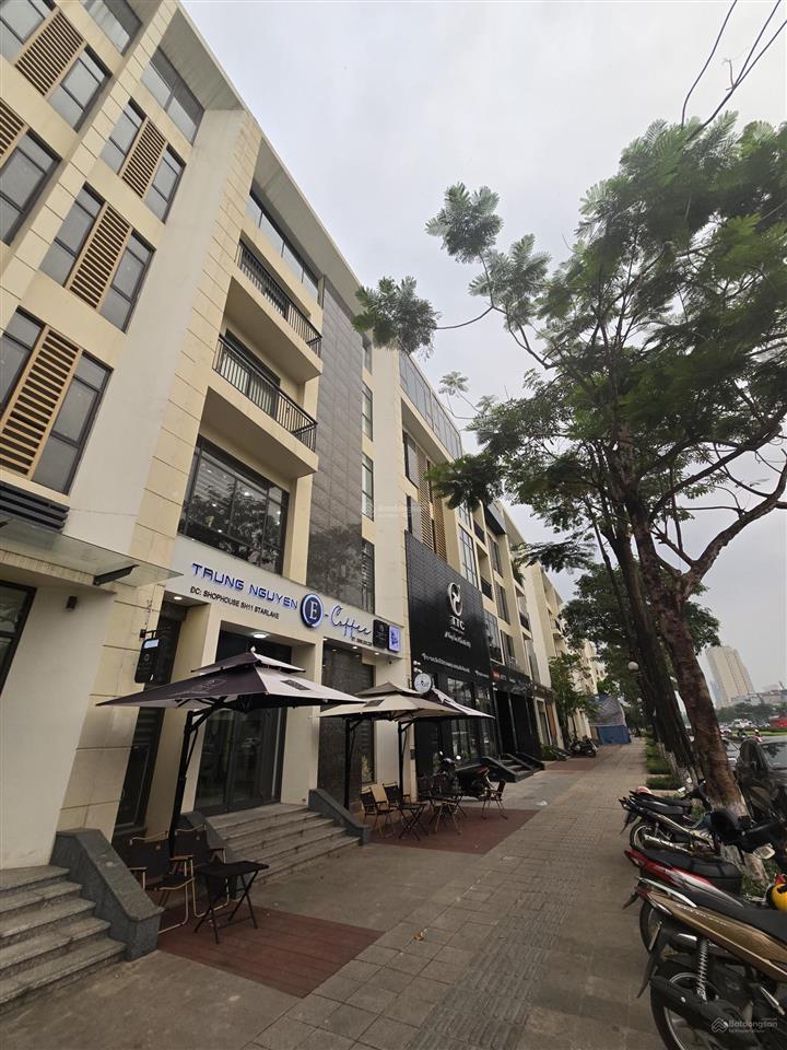 Cho thuê văn phòng đã có sẵn nội thất, mặt đường lớn, xe oto xe máy để thoải mái không mất phí
