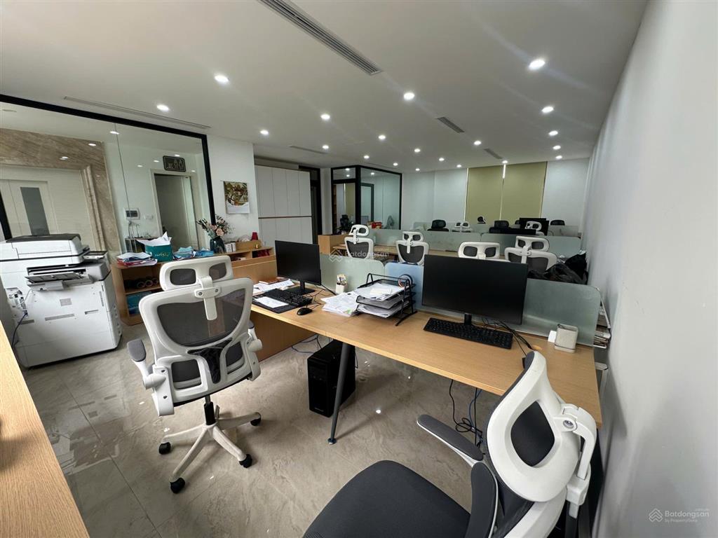 Cho thuê văn phòng đã có sẵn nội thất, mặt đường lớn, xe oto xe máy để thoải mái không mất phí