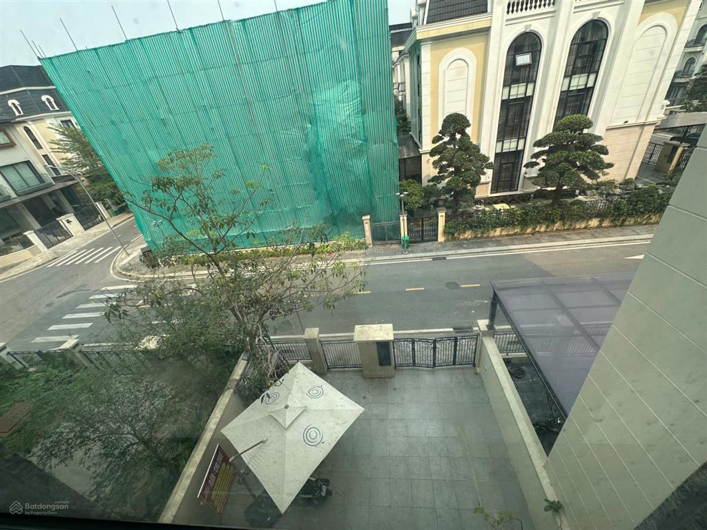 Cho thuê văn phòng đã có sẵn nội thất, mặt đường lớn, xe oto xe máy để thoải mái không mất phí
