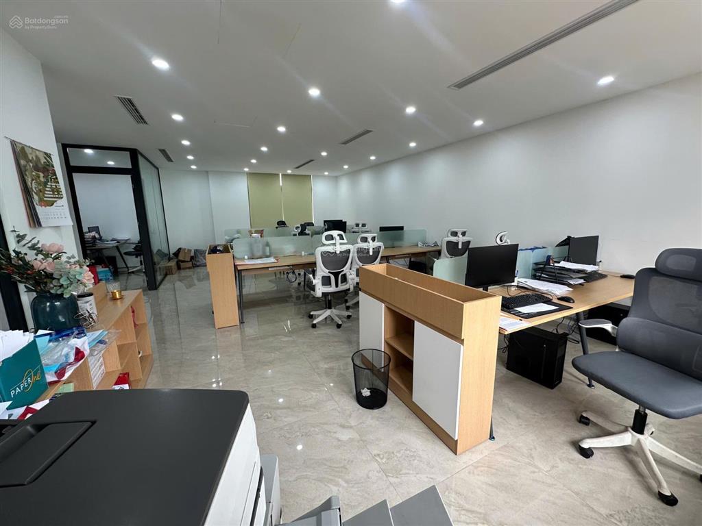 Cho thuê văn phòng đã có sẵn nội thất, mặt đường lớn, xe oto xe máy để thoải mái không mất phí