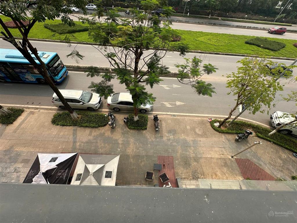 Cho thuê văn phòng đã có sẵn nội thất, mặt đường lớn, xe oto xe máy để thoải mái không mất phí
