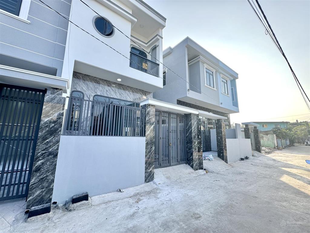 Chủ gởi bán nhà 1 trệt 1 lầu bửu hoà mới xây, 5,5x12,3=68m2, thổ cư 100%, sổ riêng,3pn,hẻm thông 6m