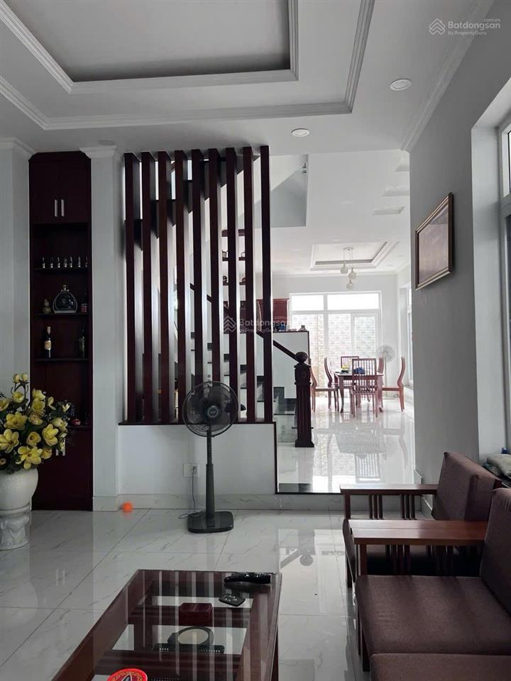 Bán gấp căn 4 tầng 180m2 (10x18) full nội thất 18.9 tỷ tl. ngay global city đường liên phương.