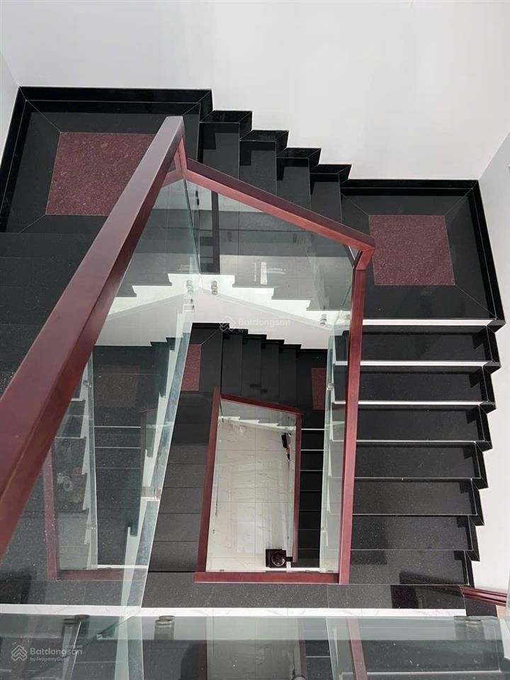 Bán gấp căn 4 tầng 180m2 (10x18) full nội thất 18.9 tỷ tl. ngay global city đường liên phương.