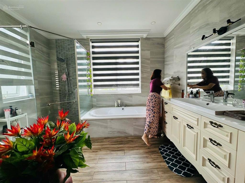 Bán căn nhà 10x20 hầm 4 tầng full nội thất cao cấp 52 tỷ. giá ngộp cần bán gấp.