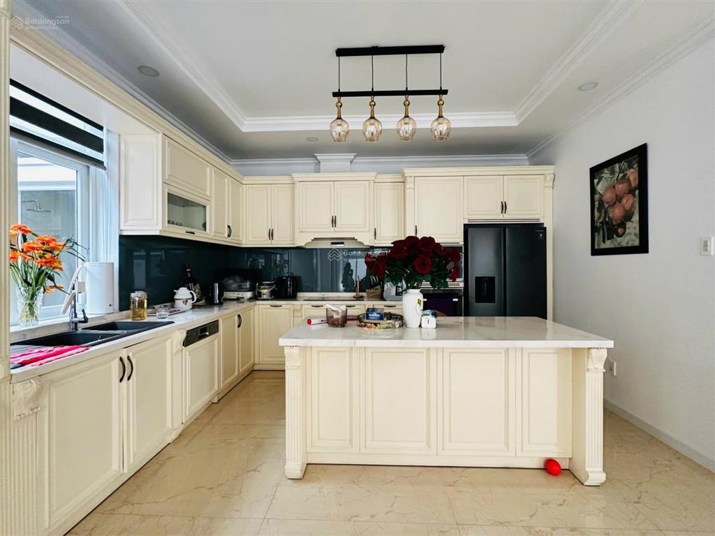Bán căn nhà 10x20 hầm 4 tầng full nội thất cao cấp 52 tỷ. giá ngộp cần bán gấp.