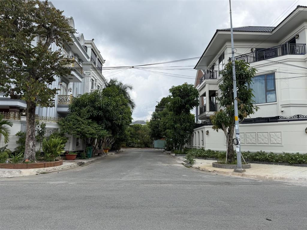 Bán lô góc 222m2 trục chính kdc phú nhuận, bình trưng đông q2. view sông lakeview city. xây 5 tầng.