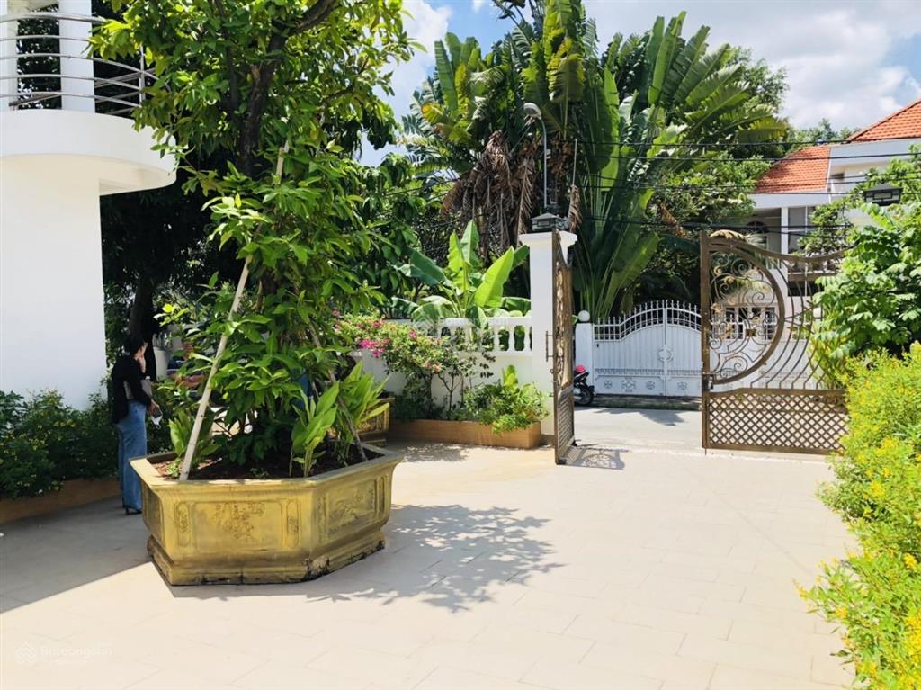Bán villa sân vườn 356m2 đầy đủ nội thất 56,2 tỷ. nhánh đường nguyễn văn hưởng, thảo điền quận 2