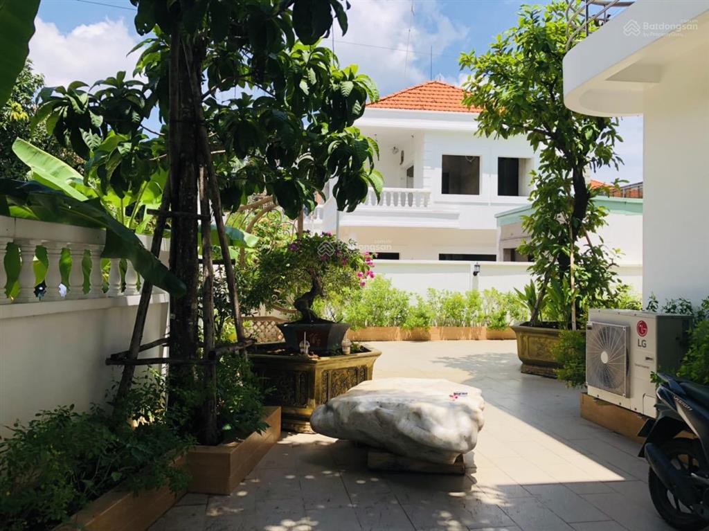 Bán villa sân vườn 356m2 đầy đủ nội thất 56,2 tỷ. nhánh đường nguyễn văn hưởng, thảo điền quận 2