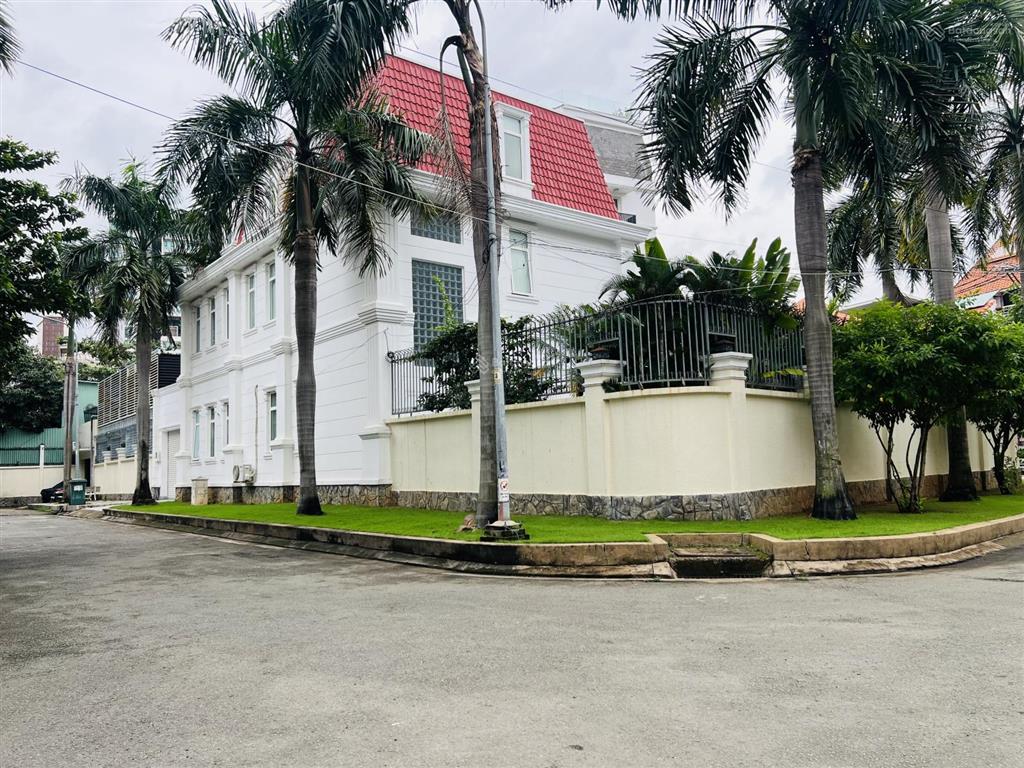 Bán villa sân vườn 356m2 đầy đủ nội thất 56,2 tỷ. nhánh đường nguyễn văn hưởng, thảo điền quận 2
