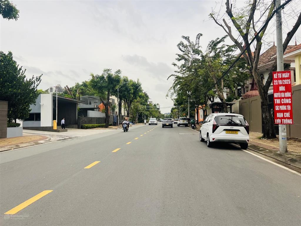 Bán villa sân vườn 356m2 đầy đủ nội thất 56,2 tỷ. nhánh đường nguyễn văn hưởng, thảo điền quận 2