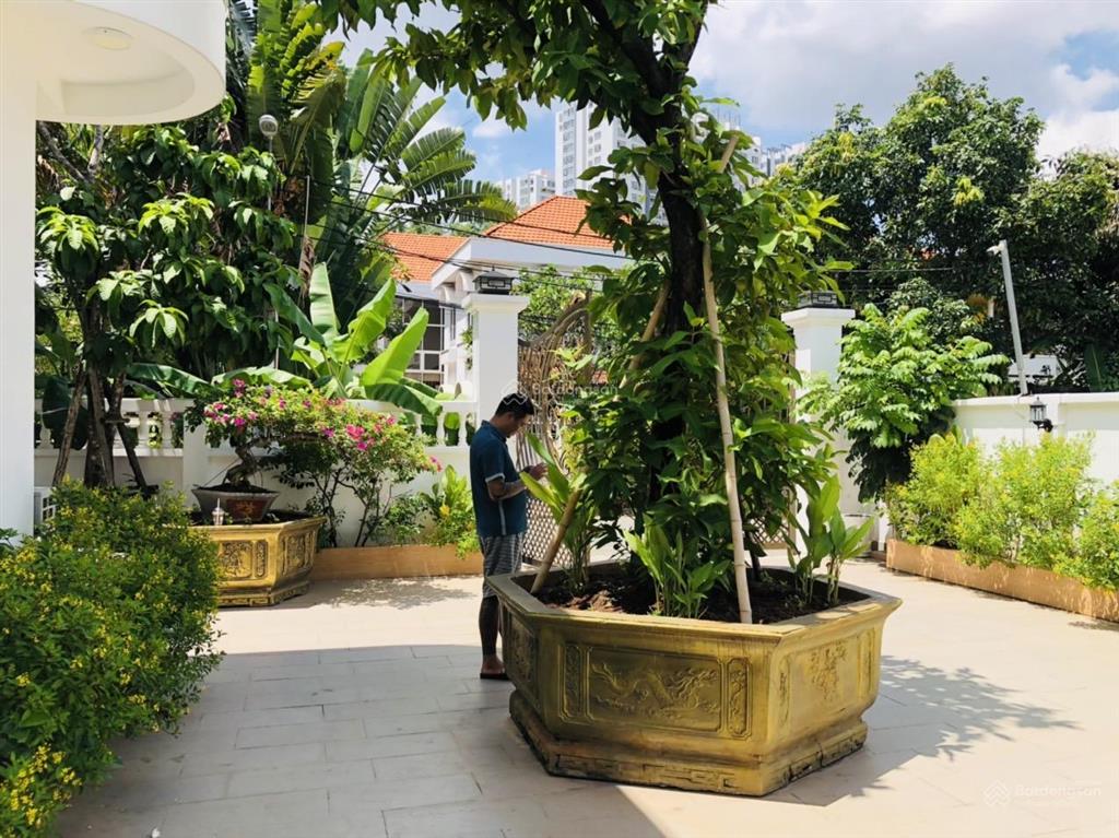 Bán villa sân vườn 356m2 đầy đủ nội thất 56,2 tỷ. nhánh đường nguyễn văn hưởng, thảo điền quận 2