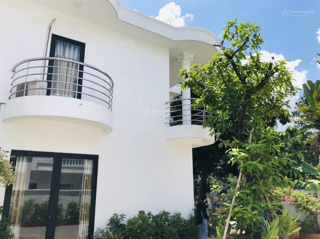 Bán villa sân vườn 356m2 đầy đủ nội thất 56,2 tỷ. nhánh đường nguyễn văn hưởng, thảo điền quận 2