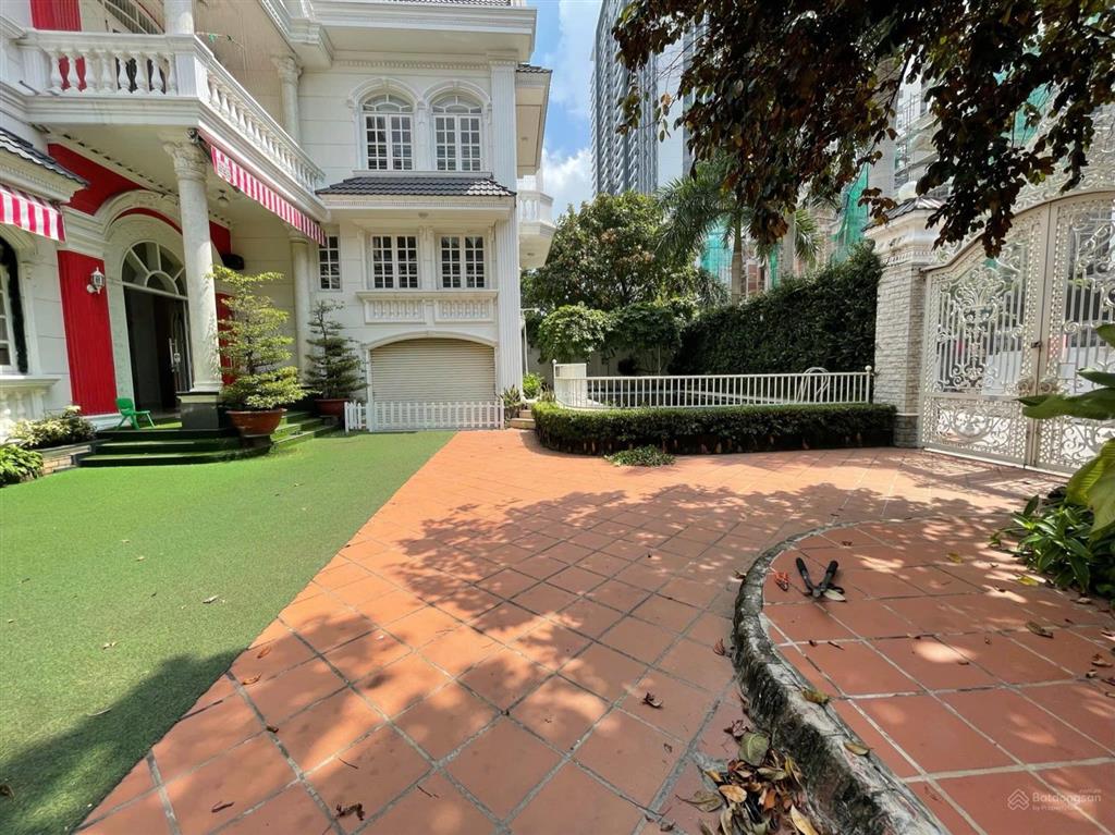 Bán biệt thự cũ 370m2 (14x29) hồ bơi sân vườn chỉ 61 tỷ. mặt đường nguyễn văn hưởng, thảo điền
