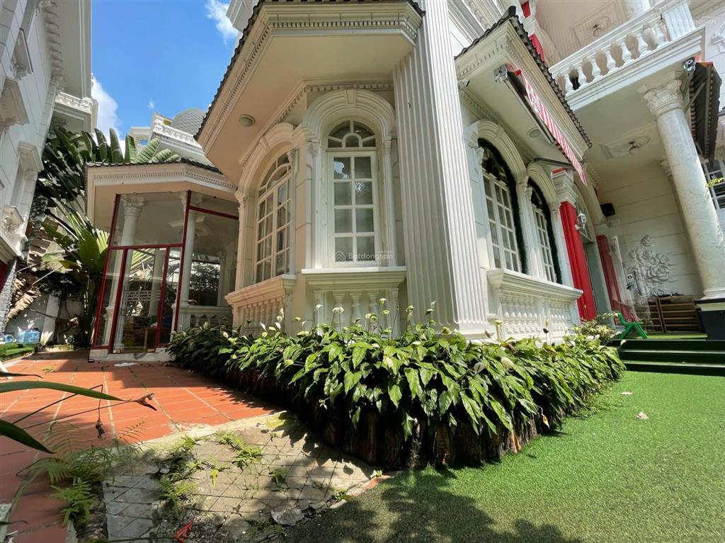 Bán biệt thự cũ 370m2 (14x29) hồ bơi sân vườn chỉ 61 tỷ. mặt đường nguyễn văn hưởng, thảo điền