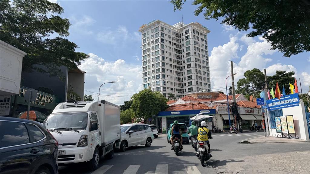 Giảm nhẹ 44 tỷ. bán nhanh lô đất tặng nhà góc sân vườn 3 tầng 860m2. đường thảo điền quận 2.