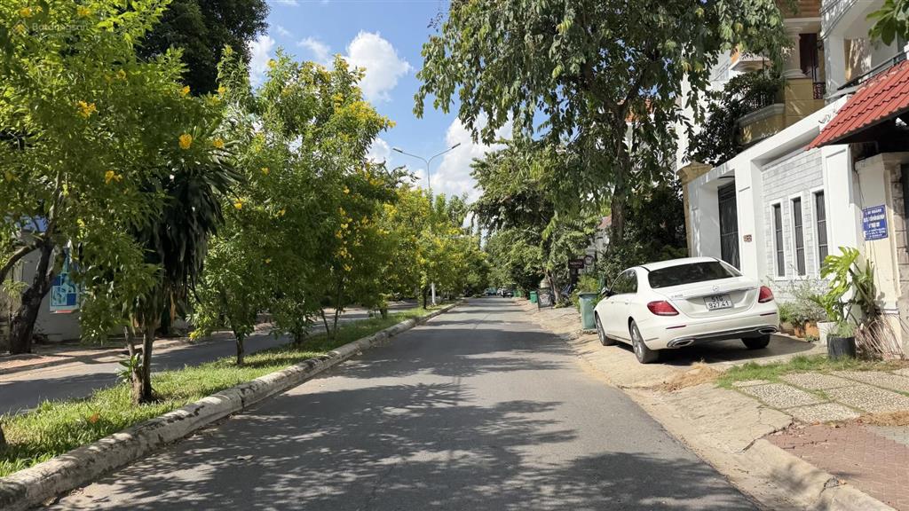 Giảm nhẹ 44 tỷ. bán nhanh lô đất tặng nhà góc sân vườn 3 tầng 860m2. đường thảo điền quận 2.