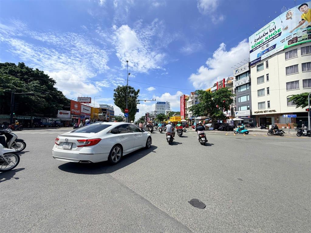 Bán tòa nhà 5 tầng dt cn 6x18m giá 52 tỷ. đang có hđt 120tr/tháng. chủ cần bán giảm mạnh.