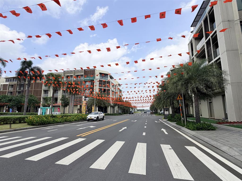 Cắt lỗ 18 tỷ nhà phố 5 tầng phân khu soho global city. trục chính 20m kết nối thẳng khu điều hành
