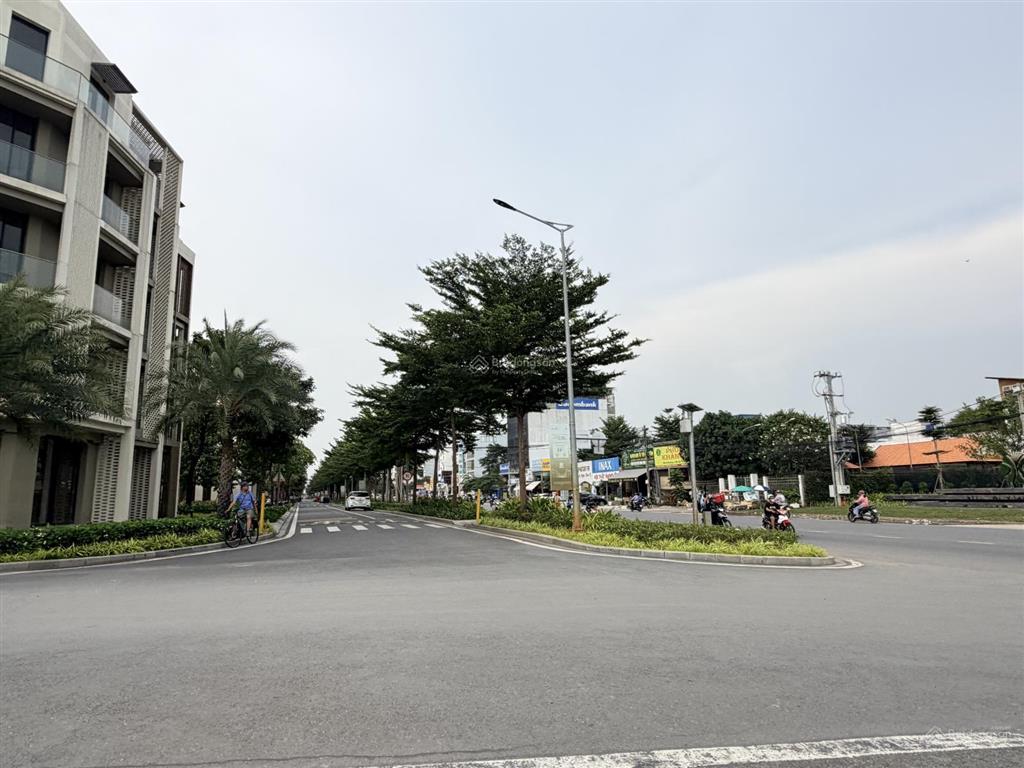 Giảm mạnh 17 tỷ từ giá mua 46 tỷ. bán nhà phố phân khu soho của kđt global city. 5 tầng full nt