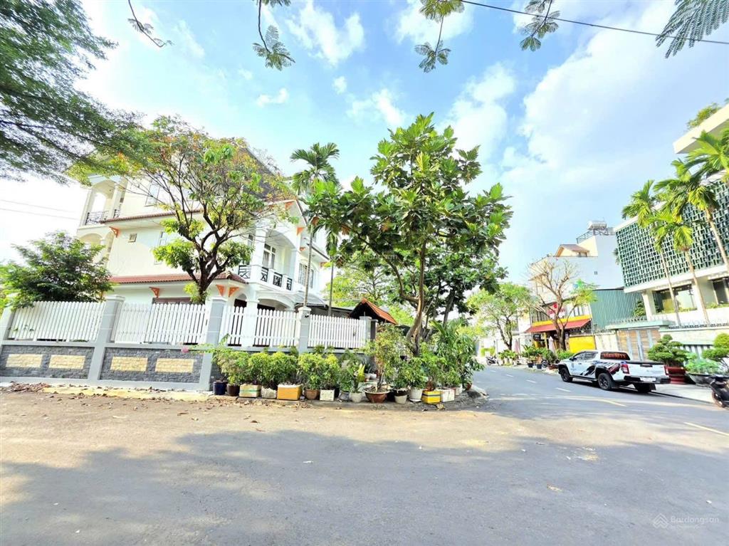 Bán biệt thự khu dân cư 10 mẫu phường bình trưng, diện tích 213.9m2 1 trệt 2 lầu  0915 698 ***