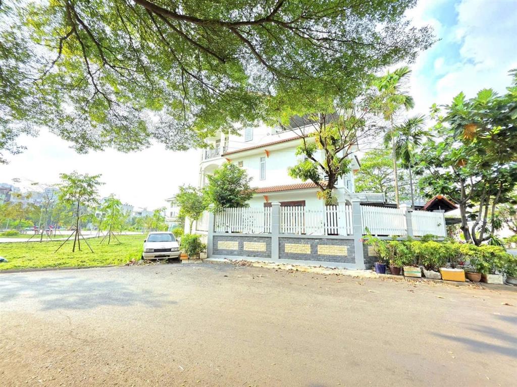 Bán biệt thự khu dân cư 10 mẫu phường bình trưng, diện tích 213.9m2 1 trệt 2 lầu  0915 698 ***