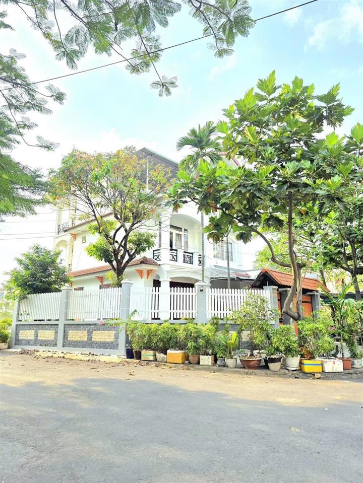 Bán biệt thự khu dân cư 10 mẫu phường bình trưng, diện tích 213.9m2 1 trệt 2 lầu  0915 698 ***