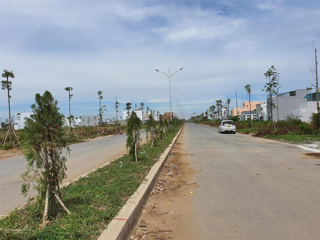 Đường d1, trục chính đường 30 m khu dân cư hồng loan (song song đg trần hoàng na)