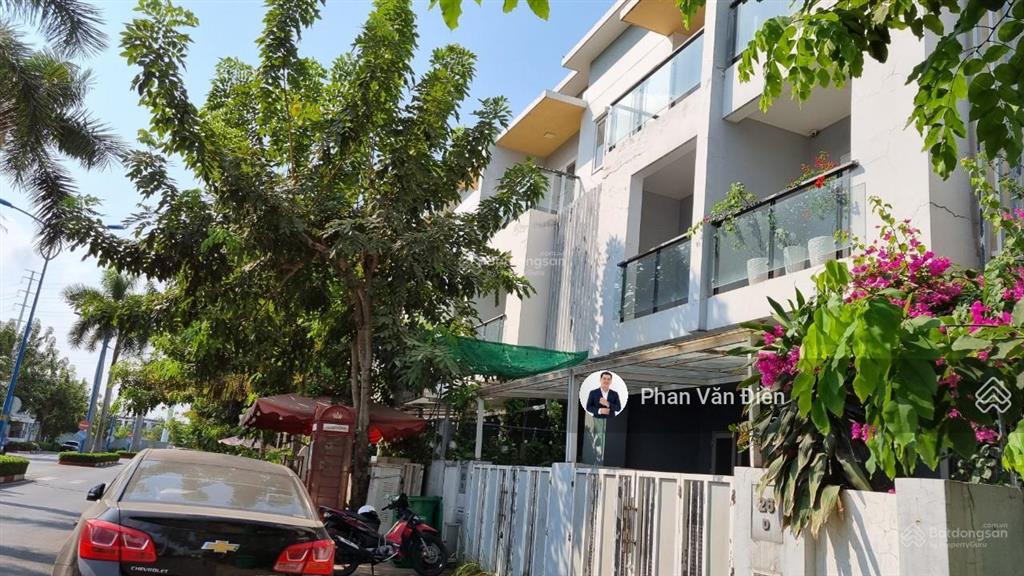 Chính chủ bán nhà phố mega village 5x16m. view trực diện hồ bơi. căn góc 3 mặt thoáng.sổ hông riêng