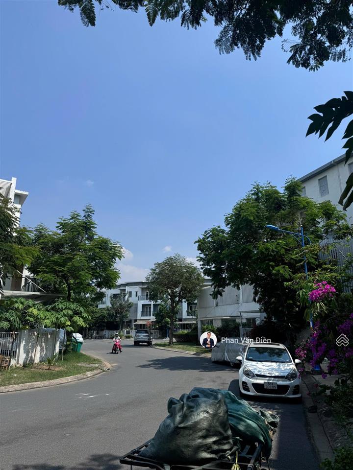 Chính chủ bán nhà phố mega village 5x16m. view trực diện hồ bơi. căn góc 3 mặt thoáng.sổ hông riêng