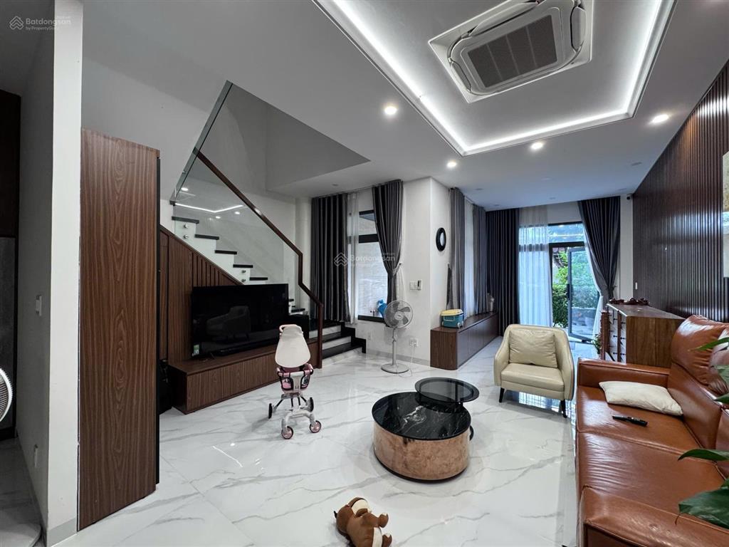 Cho thuê nhà phố verosa park 6x17m nội thất cao cấp. view công viên. đường chính 20m đậu ô tô rộng