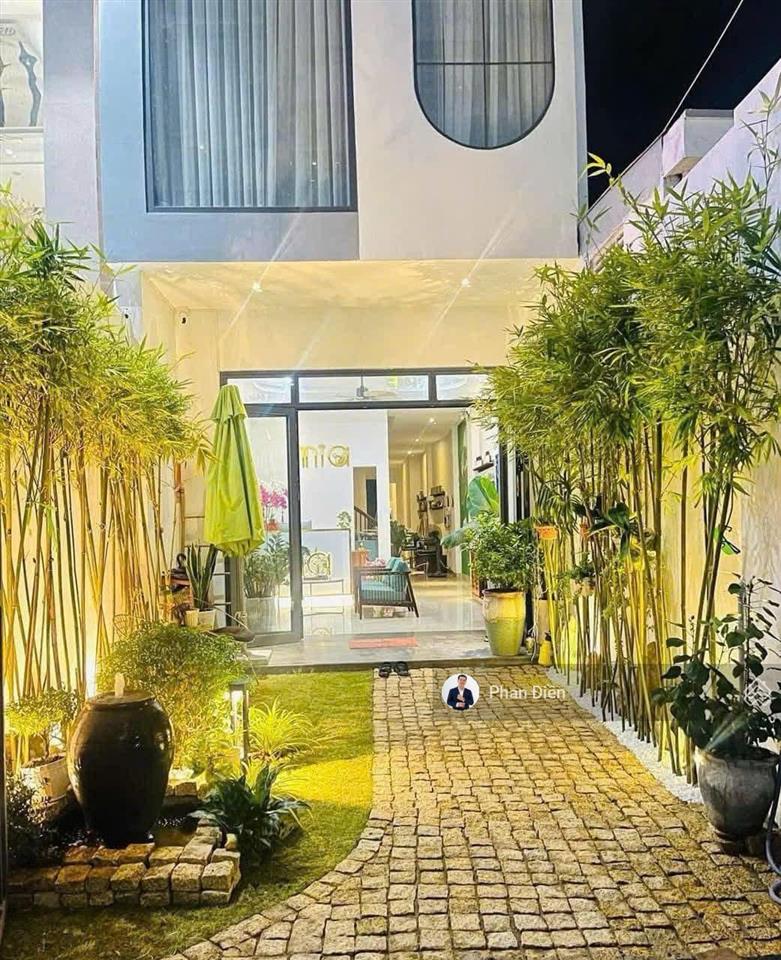 Bán nhà ngay phố tây nha trang, đang có hợp đồng thuê 25tr. cách biển vài bước chân. sổ hồng