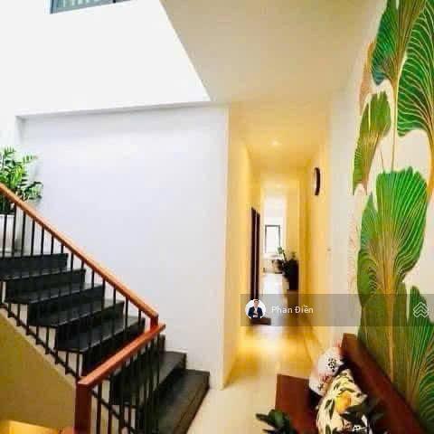 Bán nhà ngay phố tây nha trang, đang có hợp đồng thuê 25tr. cách biển vài bước chân. sổ hồng