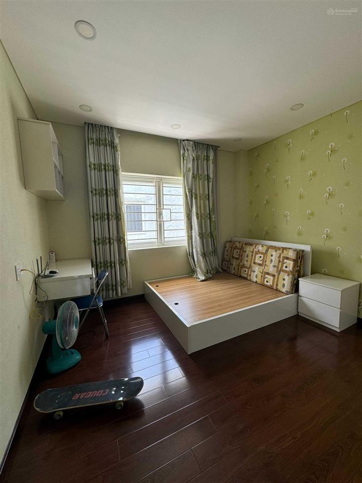 Chính chủ cho thuê nhà phố mega village 5x17m view hồ bơi, hoàn thiện cơ bản. giá 13,5 triệu/tháng
