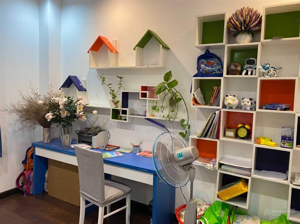 Chính chủ cho thuê nhà phố mega village 8x14,5m. full nội thất, giá 18 triệu, gọi ngay 0982 667 ***