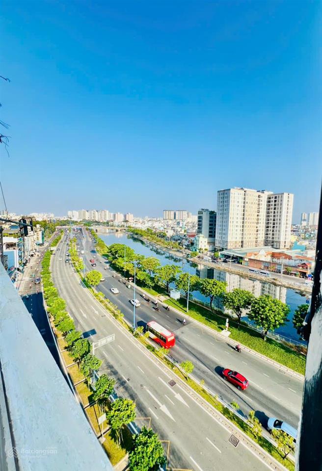 Phòng vip ngay trung tâm quận 5, view sông, ngay trường đh y dược, chỉ cần xách vali vào ở, 40m2