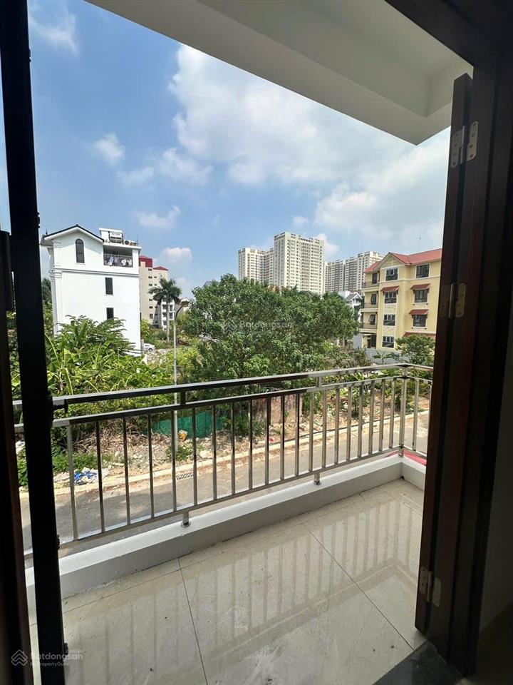 Đường 32  cựu quán 71m2 xây 4 tầng nổi 1 tầng hầm thang máy. 10tỷ