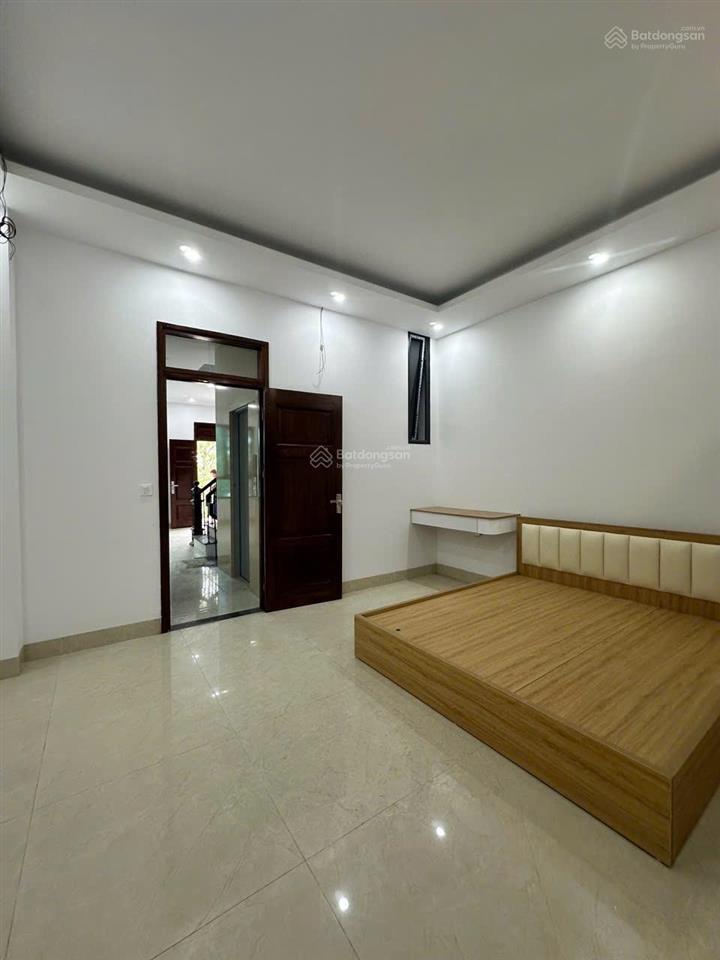 Đường 32  cựu quán 71m2 xây 4 tầng nổi 1 tầng hầm thang máy. 10tỷ
