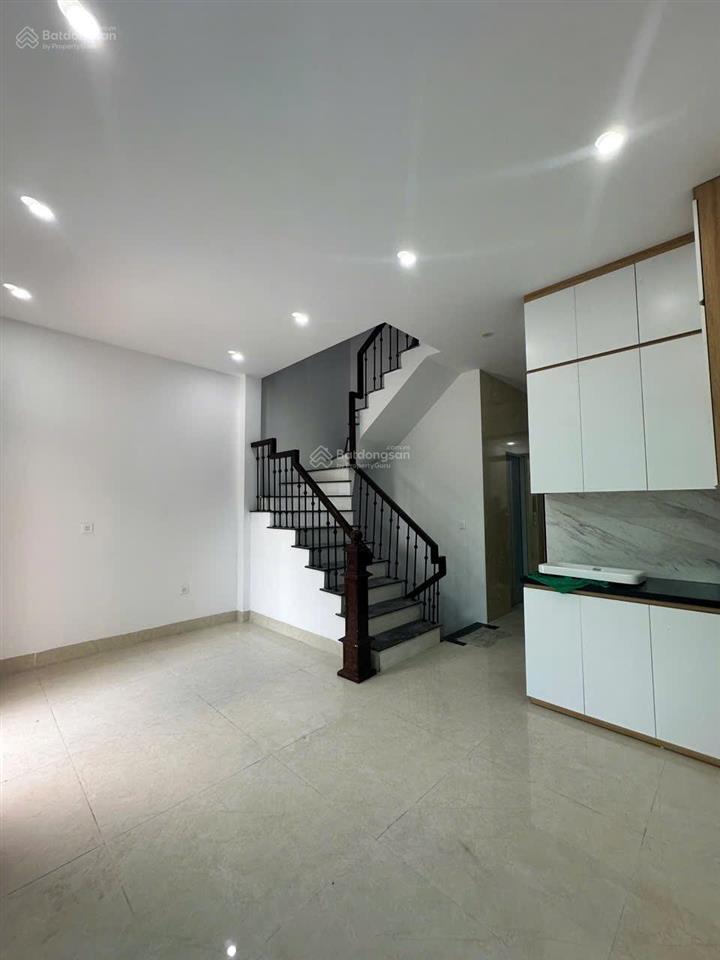 Đường 32  cựu quán 71m2 xây 4 tầng nổi 1 tầng hầm thang máy. 10tỷ