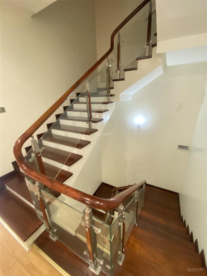 Biệt thự view hồ. phù hợp làm văn phòng, vừa ở. nam từ liêm  xuân phương giá 25tr/tháng