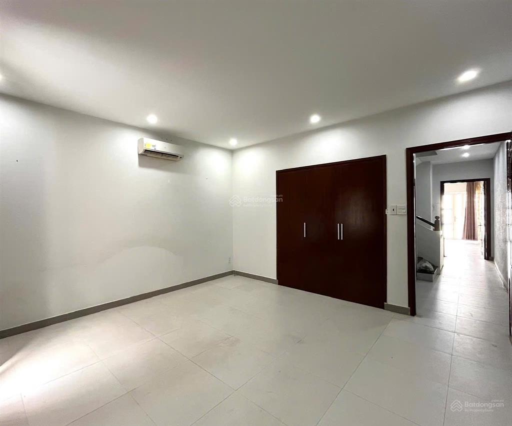 Cho thuê nhà 3 lầu kdc long thịnh có sân đậu ô tô