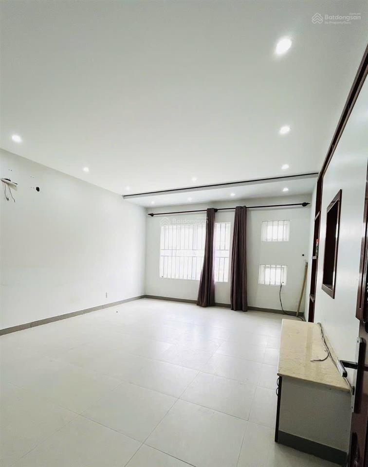 Cho thuê nhà 3 lầu kdc long thịnh có sân đậu ô tô