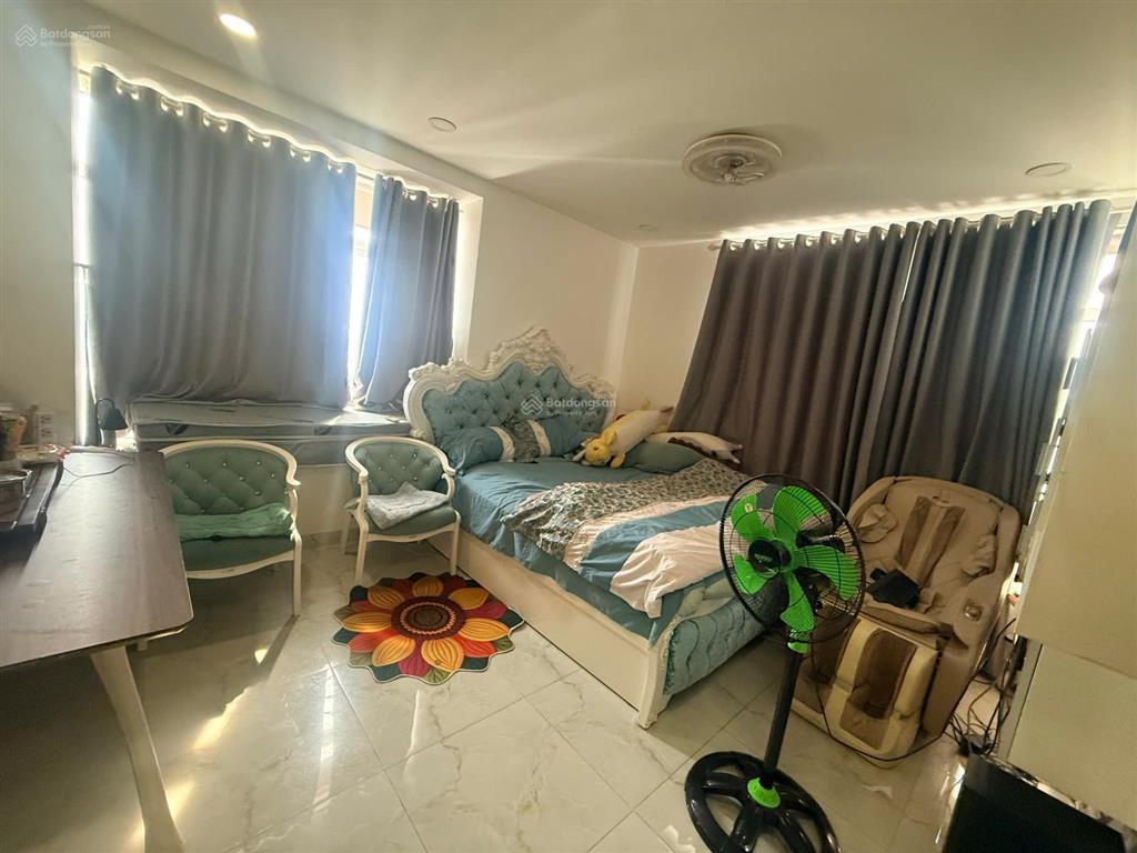 Chủ gửi bán căn hộ 3 phòng ngủ lầu cao 121 m2 block a2 lầu cao view thoáng