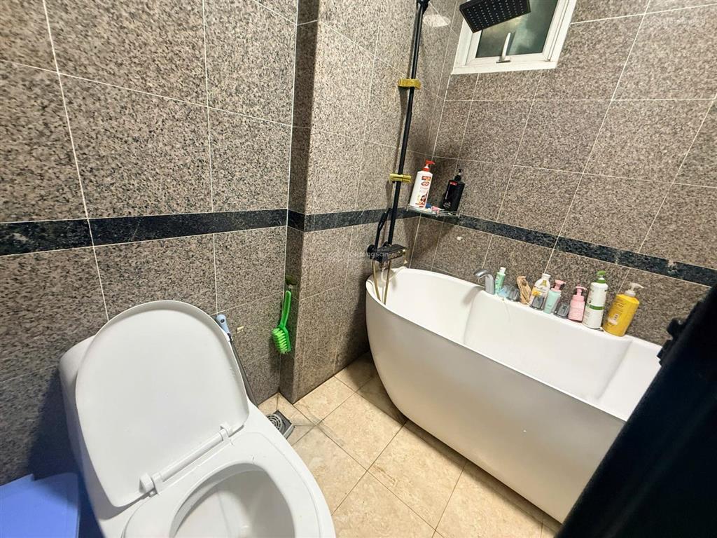 Chủ gửi bán căn hộ 3 phòng ngủ lầu cao 121 m2 block a2 lầu cao view thoáng