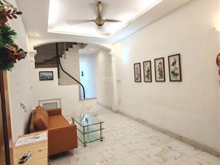 Cho thuê nhà 3 tầng 64m2 tại bồ đề, long biên 30m ra phố hồng tiến, full nội thất