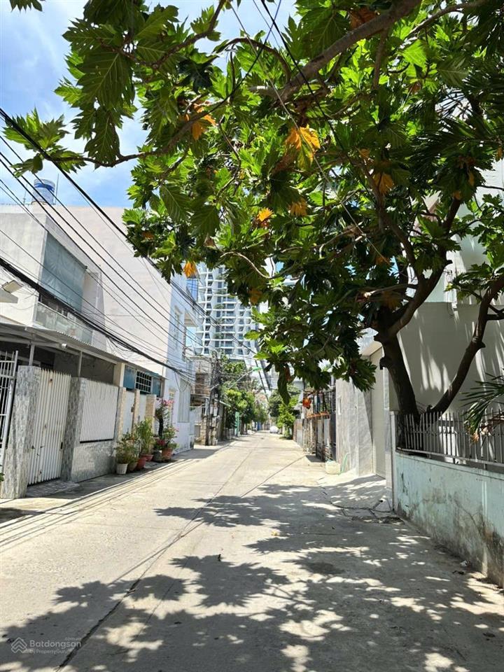 Bán đất tặng nhà cấp bốn, mt đường dương hiến quyền  bắc nha trang  giá 115 triệu/m2