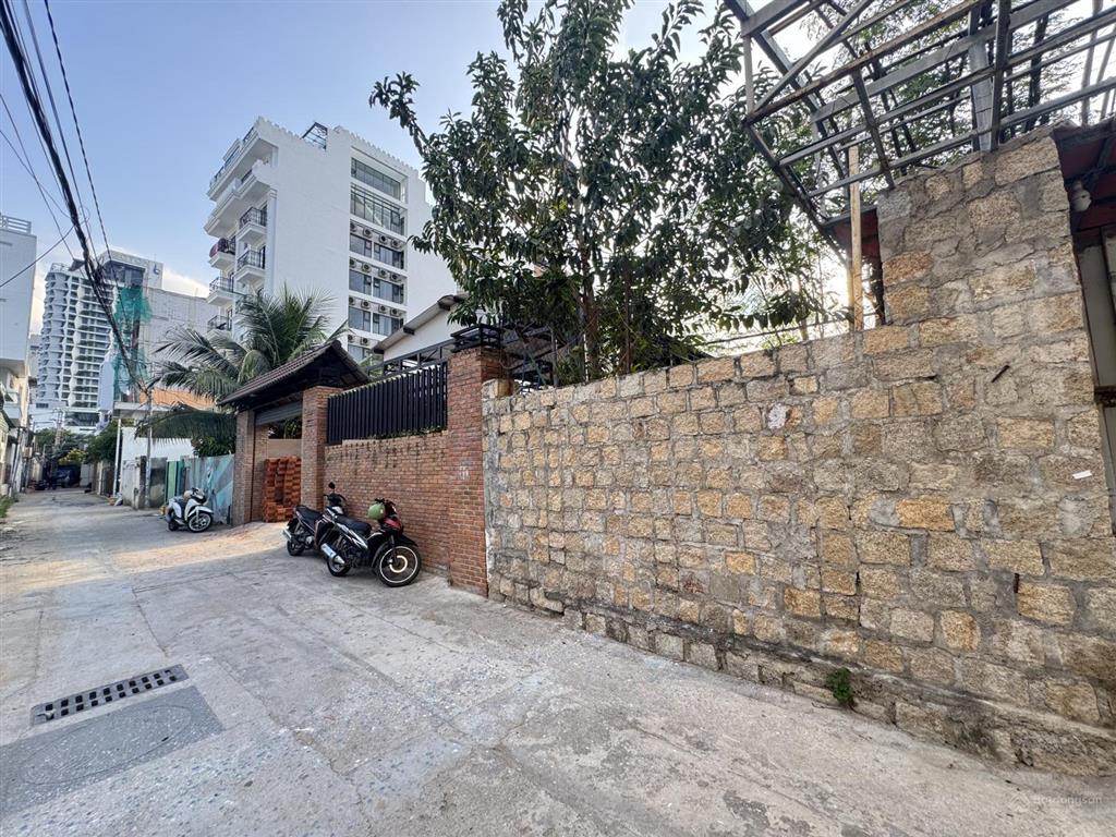 Đất mặt tiền ngang 12.8m sau phạm văn đồng cách biển chỉ 70m  vĩnh hòa  bắc nha trang.