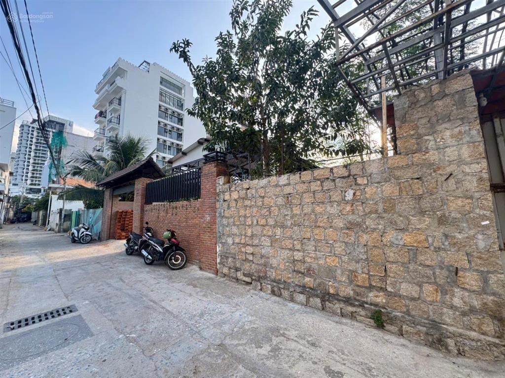 Đất mặt tiền ngang 12.8m sau phạm văn đồng cách biển chỉ 70m  vĩnh hoà  bắc nha trang.