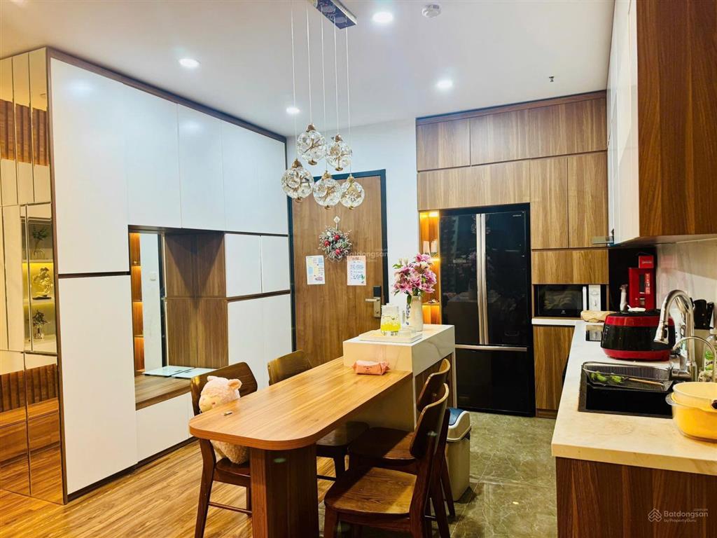 Anh tôi cần bán căn hộ the light cạnh micpec tố hữu 131 m2 3 ngủ full đồ căn góc giá 9.8 tỷ sẵn sổ