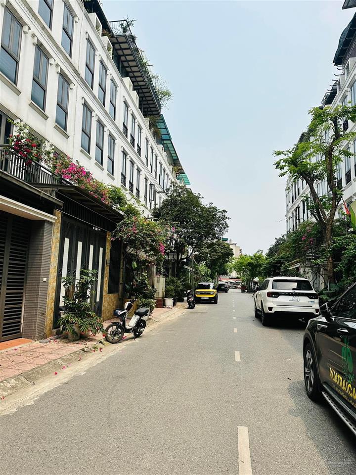 Cho thuê liền kề flc  5 tầng  thang máy  20tr